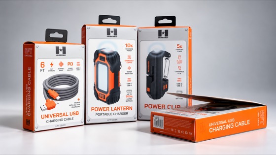 Empaques de un cable de carga USB, una lámpara-cargador portátil y un power clip, en cajas naranja y blanco